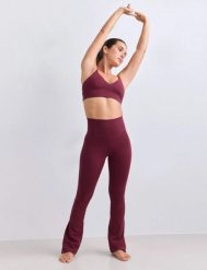 Damskie legginsy rozszerzane, wysoki stan squat proof dla niskich Sense bordowe. Czerwone legginsy sportowe damskie Aim'n, s, bez wzorów, z elastanu, z podwyższonym stanem, na fitness i siłownię. Za 346.00 zł.