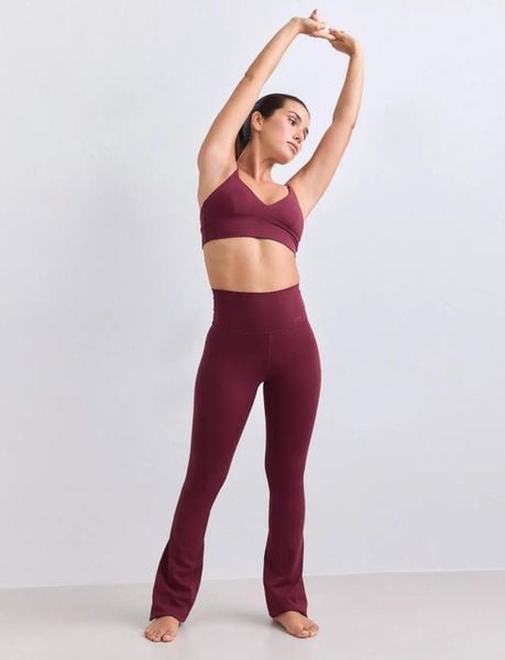 Damskie legginsy rozszerzane nogawki, wysoki stan, squat proof Sense bordowy. Czerwone legginsy damskie Aim'n, s, bez wzorów, z elastanu. Za 345.00 zł.