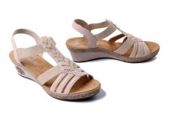 RIEKER V2461-31 pink, sandały damskie. Czerwone sandały damskie Rieker, bez wzorów, bez obcasa, na koturnie. Za 223.93 zł.