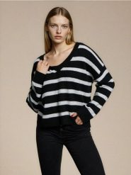 Sweter w paski z dekoltem V - czarny. Czarne swetry klasyczne damskie Sinsay, l, bez kołnierzyka. Za 49.99 zł.