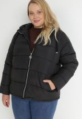 Czarna Kurtka z Kapturem Pikowana Bauwens. Czarne kurtki damskie Born2be, na zimę, plus size, bez wzorów, z jeansu, z kapturem. Za 189.99 zł.
