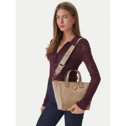 Torebka Guess. Brązowe torebki klasyczne damskie Guess, z aplikacjami, bez dodatków. Za 609.99 zł.