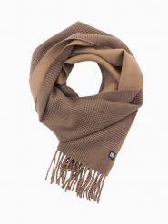 Dwustronny szalik męski w kratkę z frędzlami – brązowo-beżowy V2. Brązowe szaliki męskie Ombre Clothing, bez wzorów, z materiału. Za 109.99 zł.