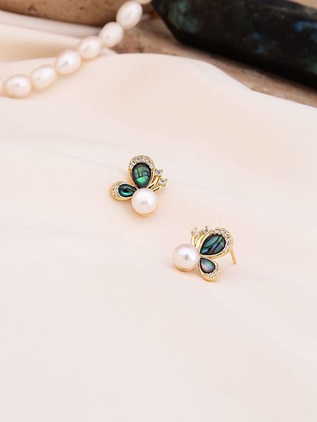 Pierres de Jade Pozłacane kolczyki-wkrętki z perłami i kamieniami szlachetnymi rozmiar: onesize. Białe kolczyki damskie Pierres de Jade, z cyrkonią, pozłacane. Za 43.99 zł.