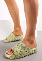 Zielone Klapki Basenowe na Podeszwie z Bieżnikiem Zdobione Wzorem Paisley Neniza. Zielone klapki damskie Renee, z aplikacjami, bez obcasa. W wyprzedaży za 35.99 zł.