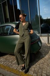 Gładkie spodnie oliwkowe. Zielone spodnie materiałowe damskie MOODO, bez wzorów, z elastanu. Za 119.99 zł.