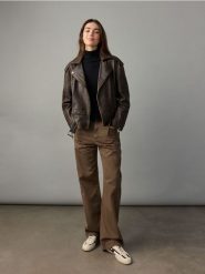 Kurtka oversize z owczej skóry - ciemnobrązowy. Brązowe kurtki damskie Reserved, l, bez wzorów, ze skóry, bez kaptura. W wyprzedaży za 399.99 zł.