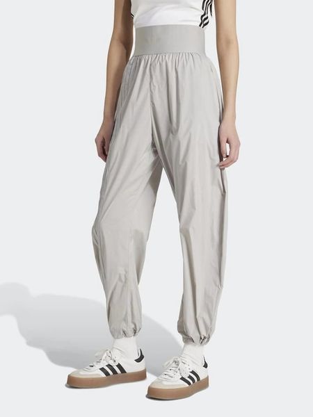Adidas Spodnie dresowe w kolorze szarym rozmiar: XS. Szare spodnie dresowe damskie Adidas, xs, bez wzorów, z dresówki. Za 144.95 zł.