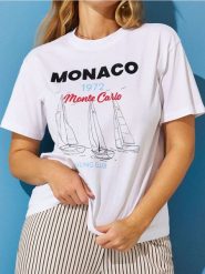 Bawełniana koszulka z nadrukiem wakacyjnym Monaco - biały. Białe t-shirty damskie Sinsay, l, bez wzorów, z bawełny, bez kołnierzyka. W wyprzedaży za 19.99 zł.