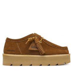 Półbuty Clarks. Brązowe półbuty damskie Clarks, bez wzorów, bez obcasa, na płaskiej podeszwie. Za 479.99 zł.