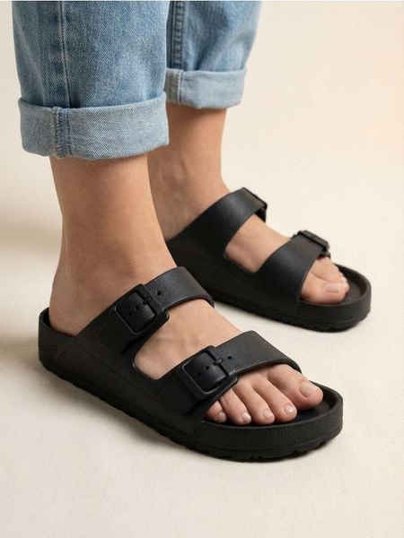 Piankowe klapki z regulowanymi paskami - czarny. Czarne klapki damskie Sinsay, bez wzorów, bez obcasa. Za 19.99 zł.