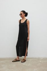 Sukienka MAXI z rozcięciami w kolorze BLACK - AIR-XS/S. Czarne sukienki damskie Marsala, na co dzień, na lato, s, bez wzorów, z jeansu, eleganckie, bez kołnierzyka, bez ramiączek, maxi, proste. Za 259.90 zł.