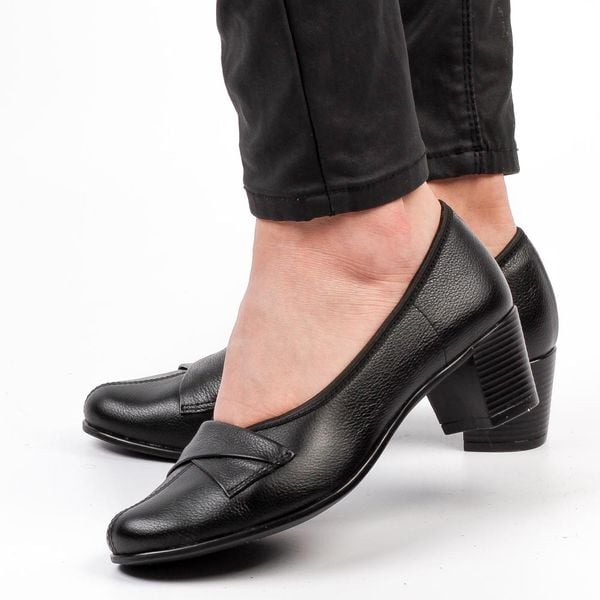 Czarne Polskie czółenka damskie na obcasie Gregors 581. Czarne czółenka damskie GREGORS, z aplikacjami, ze skóry, z okrągłym noskiem, bez obcasa, na obcasie. Za 349.00 zł.