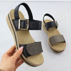 Skórzane sandały damskie na koturnie rzepy czarne Rieker V0951. Czarne sandały damskie Rieker, bez wzorów, ze skóry, bez obcasa, na koturnie. Za 297.49 zł.