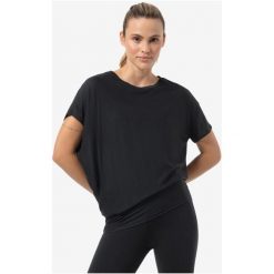 Koszulka z krótkim rękawem damska SUPER.NATURAL Yoga Loose Tee. Czarne bluzki damskie Super.natural, bez wzorów, bez ramiączek. Za 430.49 zł.