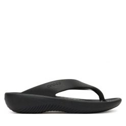 Japonki Crocs. Czarne klapki damskie Crocs, bez wzorów, bez obcasa. Za 119.99 zł.