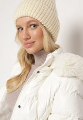 Beżowa Prążkowana Czapka Beanie z Wiskozą i Metaliczną Nicią Temiala. Brązowe czapki zimowe damskie Born2be, z materiału. Za 39.99 zł.