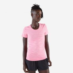 Koszulka do biegania damska Kiprun Run 500 Comfort. Czerwone t-shirty damskie KIPRUN, m, bez wzorów, z materiału, bez kołnierzyka. W wyprzedaży za 59.99 zł.