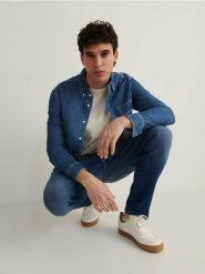 Jeansy slim fit z efektem sprania - granatowy. Niebieskie jeansy męskie Reserved. W wyprzedaży za 79.99 zł.