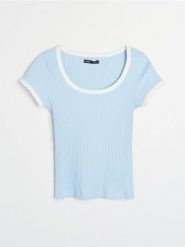 Prążkowana koszulka z kontrastową lamówką - błękitny. Niebieskie t-shirty damskie Sinsay, l, bez wzorów, prążkowane, bez kołnierzyka. Za 19.99 zł.