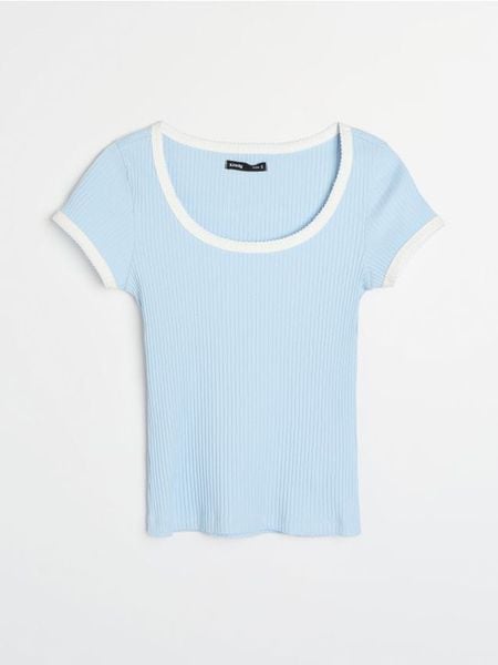 Prążkowana koszulka z kontrastową lamówką - błękitny. Niebieskie t-shirty damskie Sinsay, l, bez wzorów, prążkowane, bez kołnierzyka. Za 19.99 zł.