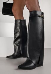 Czarne Kozaki na Koturnie z Wywiniętą Cholewką z Klamerką Arirass. Czarne kozaki damskie Born2be, z jeansu, bez obcasa, na koturnie. Za 159.99 zł.