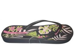 Klapki Ipanema Anatomiczne Czarne w Kwiaty. Czarne klapki damskie Ipanema, bez wzorów, z materiału, bez obcasa. Za 159.99 zł.