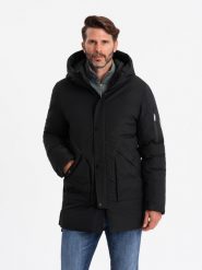 Długa sezonowa męska kurtka w stylu outdoorowym – czarna V1 OM-JALJ-0202 - XXL. Czarne kurtki męskie Ombre Clothing, l, z aplikacjami, z gumy, z kapturem. W wyprzedaży za 299.99 zł.