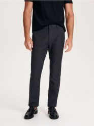 Spodnie chino slim fit - czarny. Czarne spodnie materiałowe męskie Reserved, bez wzorów, z bawełny. W wyprzedaży za 109.99 zł.