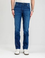 WRANGLER MĘSKIE SPODNIE JEANSOWE WRANGLER TEXAS SLIM BLUE JAM 112358217. Niebieskie spodnie materiałowe męskie Wrangler, bez wzorów, z jeansu. W wyprzedaży za 169.99 zł.