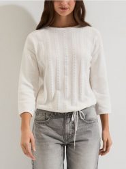 Bawełniany sweter z cyrkoniami i wiązaniem - kremowy. Białe swetry klasyczne damskie Sinsay, l, z bawełny, bez kołnierzyka. Za 49.99 zł.