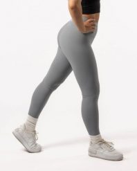Damskie legginsy 7/8 na jogę i pilates, bez przedniego szwu – szary łupkowy. Szare legginsy sportowe damskie AESTHETIC WOLF, s, bez wzorów, z dzianiny, z podwyższonym stanem, na fitness i siłownię. Za 149.99 zł.