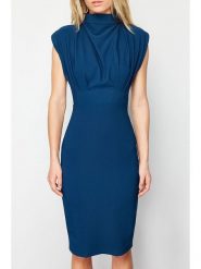 Trendyol Sukienka w kolorze niebieskim rozmiar: 34. Niebieskie sukienki damskie Trendyol, bez wzorów, bez kołnierzyka, bez ramiączek, midi. Za 73.99 zł.