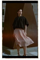 Plisowana spódnica beżowa. Brązowe spódniczki damskie MOODO, l, bez wzorów, z poliesteru. Za 129.99 zł.