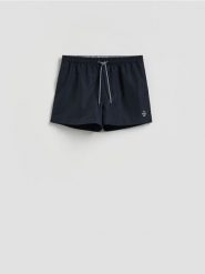 Szorty plażowe z haftem - granatowy. Niebieskie szorty męskie Reserved, z tkaniny, bez kołnierzyka. Za 79.99 zł.