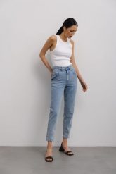 Spodnie jeansowe typu mom fit w kolorze CLASSIC BLUE JEANS - JUST-XS. Niebieskie jeansy damskie Marsala, z podwyższonym stanem. W wyprzedaży za 139.96 zł.