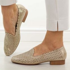 Złote skórzane półbuty damskie M.Daszyński Ol50-2. Żółte półbuty damskie M.Daszyński, w ażurowe wzory, ze skóry, casualowe, z okrągłym noskiem, bez obcasa, na płaskiej podeszwie. Za 219.00 zł.
