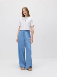 Krótki t-shirt z nadrukiem - biały. Białe t-shirty damskie Reserved, l, bez wzorów, z bawełny, bez kołnierzyka. W wyprzedaży za 29.99 zł.