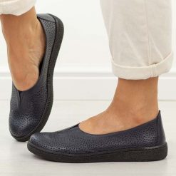 Granatowe skórzane Polskie półbuty damskie Gregors 1189. Niebieskie półbuty damskie GREGORS, bez wzorów, z jeansu, casualowe, z okrągłym noskiem, bez obcasa, na płaskiej podeszwie. Za 379.00 zł.