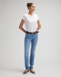 DAMSKIE SPODNIE LEE MARION HEY LOVER 112376703. Spodnie materiałowe damskie Lee, bez wzorów, z jeansu. Za 219.99 zł.