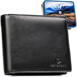 Poziomy, duży portfel męski ze skóry naturalnej w czarnym kolorze w zestawie z brelokiem - Peterson. Czarne portfele męskie Peterson, bez wzorów, ze skóry. Za 99.99 zł.