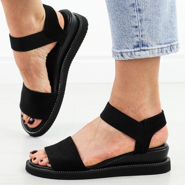 Czarne sandały damskie na koturnie M.Daszyński 2267-8. Czarne sandały damskie M.Daszyński, bez wzorów, z zamszu, bez obcasa, na koturnie. Za 169.00 zł.