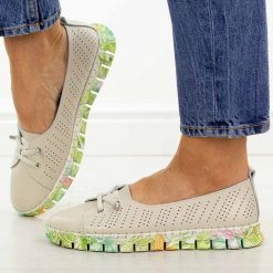 Beżowe ażurowe skórzane półbuty damskie S.Barski 5970. Brązowe półbuty damskie S.BARSKI, w ażurowe wzory, z jeansu, casualowe, z okrągłym noskiem, bez obcasa, na płaskiej podeszwie. Za 219.00 zł.