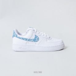 Buty sportowe damskie Nike Air Force 1 '07 ESSENTIAL. Białe buty sportowe na co dzień damskie Nike, bez wzorów, do biegania, nike air force. Za 649.00 zł.