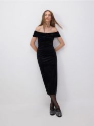 Welurowa sukienka - czarny. Czarne sukienki damskie Reserved, na co dzień, l, bez wzorów, z dzianiny, bez kołnierzyka, bez ramiączek, proste. W wyprzedaży za 49.99 zł.