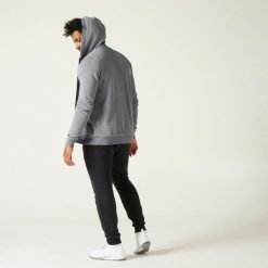 Bluza na zamek z kapturem męska Domyos Gym & Pilates 100. Szare bluzy sportowe męskie DOMYOS, na jesień, bez wzorów, z bawełny, klasyczne, bez kołnierzyka, bez ramiączek. Za 89.99 zł.