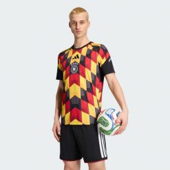 Koszulka domowa przedmeczowa Niemcy 26. Czarne t-shirty sportowe męskie Adidas, xl, z materiału, bez ramiączek, do piłki nożnej, climacool (adidas). Za 298.00 zł.