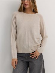 Gładki sweter z wiskozą - beżowy. Brązowe swetry klasyczne damskie Reserved, l, z dzianiny, bez kołnierzyka. W wyprzedaży za 49.99 zł.