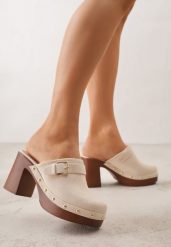 Beżowe Klapki na Słupku w Stylu Chodaków z Klamrami i Nitami Semelaia. Brązowe klapki damskie Renee, z aplikacjami, bez obcasa, na obcasie. Za 149.99 zł.