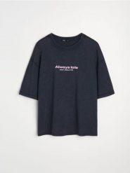 Bawełniana koszulka z nadrukiem na plecach - granatowy. Niebieskie t-shirty damskie Sinsay, l, bez wzorów, z bawełny, bez kołnierzyka. Za 29.99 zł.